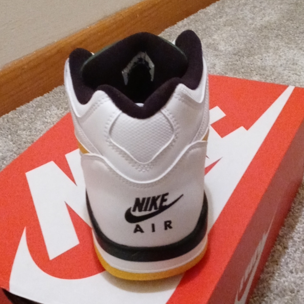 Nike - Picture 2 of 4